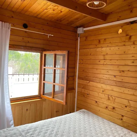 Agradable Mini Casa De Madera Con Jardin Amplio Шале
