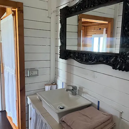 Agradable Mini Casa De Madera Con Jardin Amplio Шале *