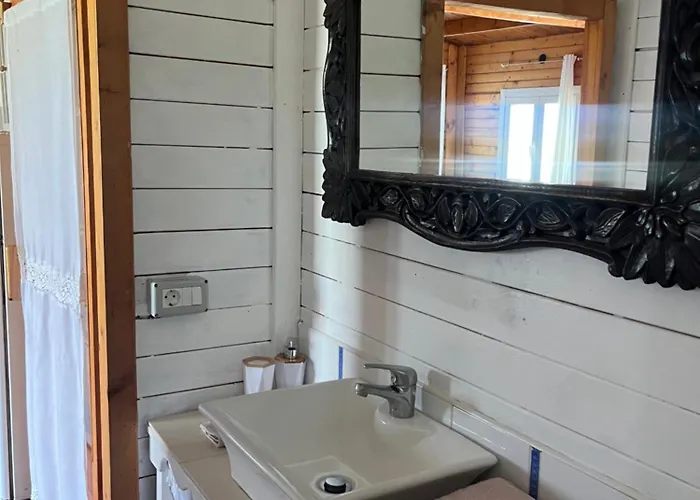 Agradable Mini Casa De Madera Con Jardin Amplio شاليه *