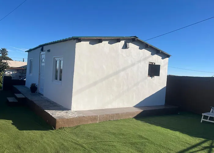 Agradable Mini Casa De Madera Con Jardin Amplio