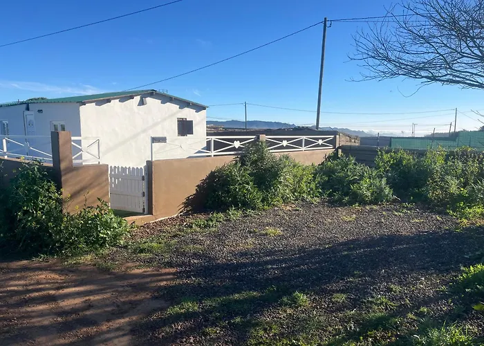 Agradable Mini Casa De Madera Con Jardin Amplio شاليه
